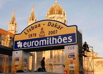 a-equipa-do-lisboa-dakar-2007-na-preparacao-da-corrida-que-tera-inicio-a-6-de-janeiro-ao-todo-sao-mais-de-500-participantes-no-dakar-27-dos-quais-portugueses.jpg